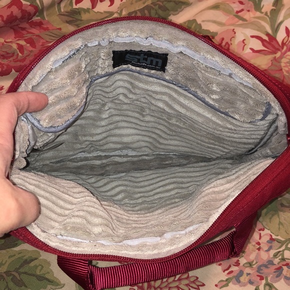 STM SWIFT Small Laptop Shoulder Bag Super-Plush Red & Gray Adjustable $69 NEW - Picture 13 of 16